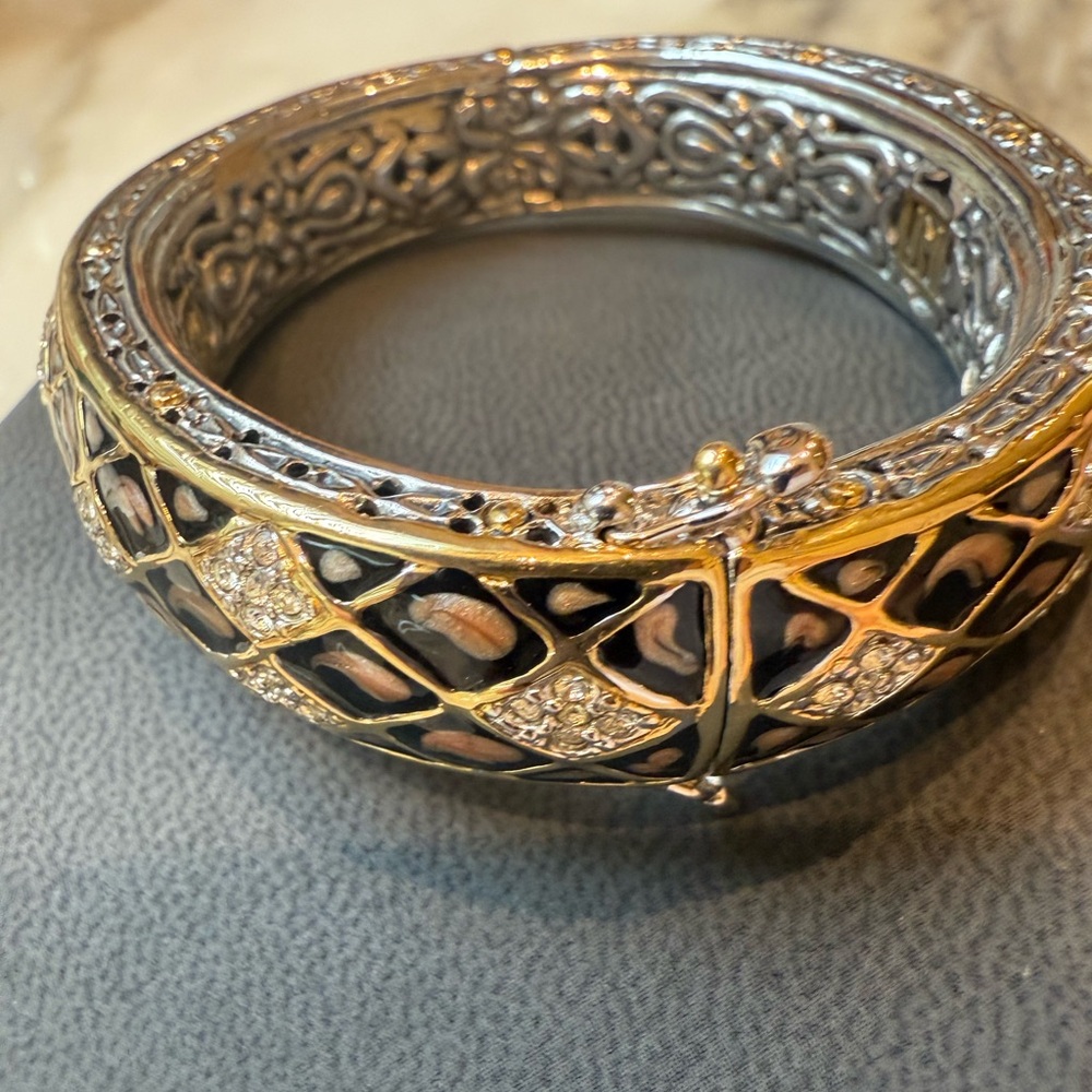 Elegant John Medeiros Pave Hinged Bangle Bracelet. - Picture 7 of 11